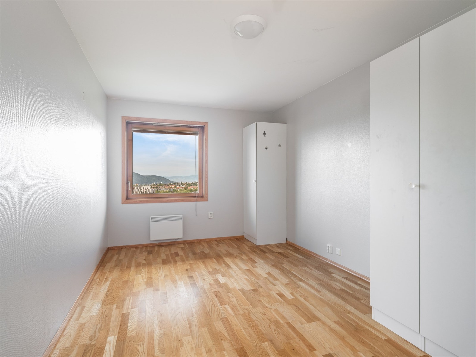 Soverom 2 er på 8 kvm med praktisk beliggenhet vekk i fra stuen. Garderobeskap Galleribilde