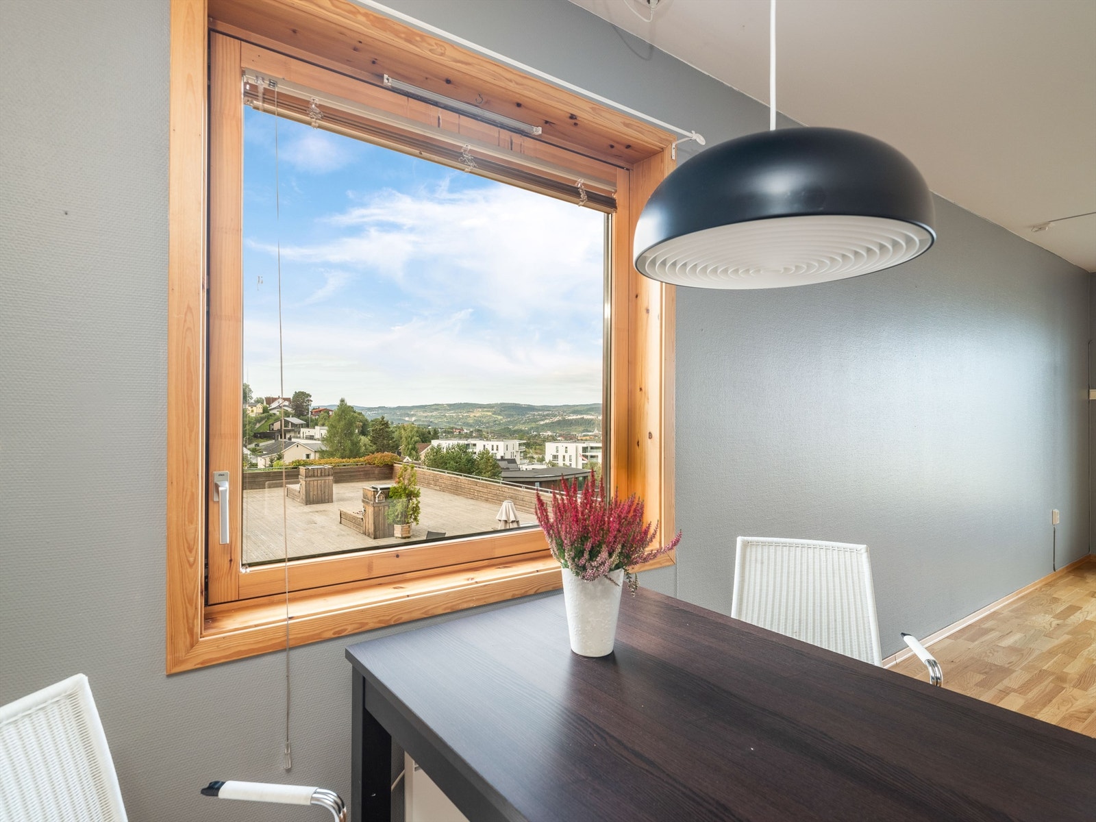 Vinduet ved spiseplass gir god utsikt også her. Felles takterrasse Galleribilde