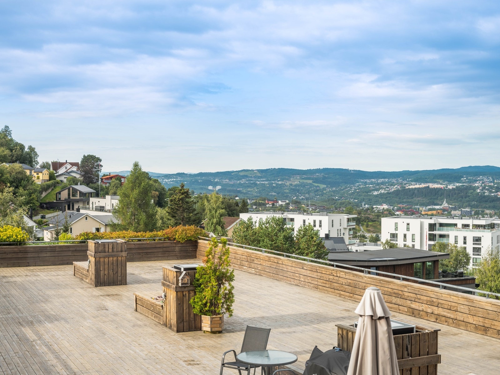 Utsikt fra kjøkkenvindu. (Bildet er zoomet inn av fotograf) Galleribilde