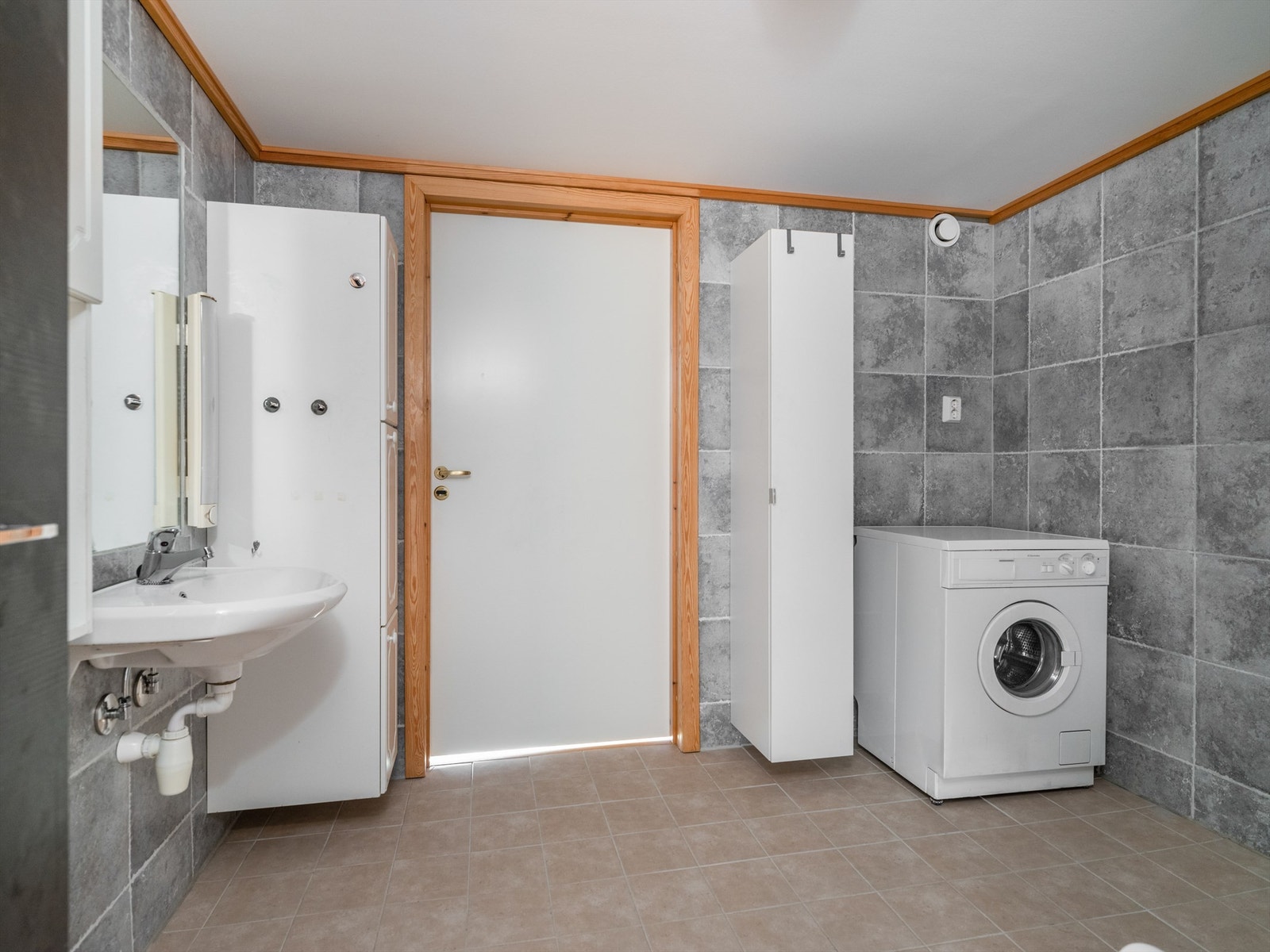 Badet er på 7 kvm og har adkomst til både gang og soverom. Vaskemaskin medfølger Galleribilde