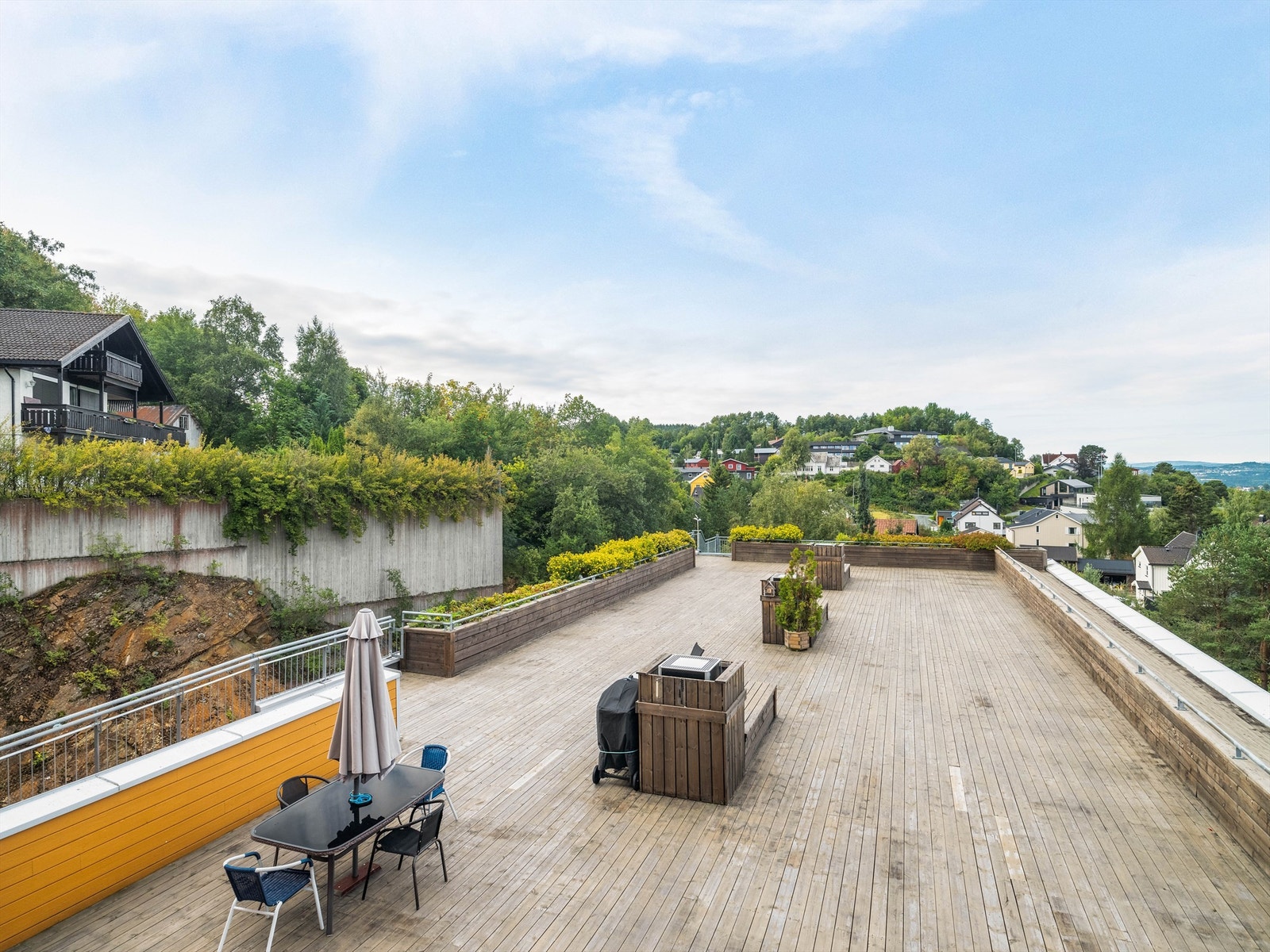 Stor felles takterrasse som faktisk ligger et plan ned fra leiligheten. Hyggelig samlingspunkt med gode naboer Galleribilde