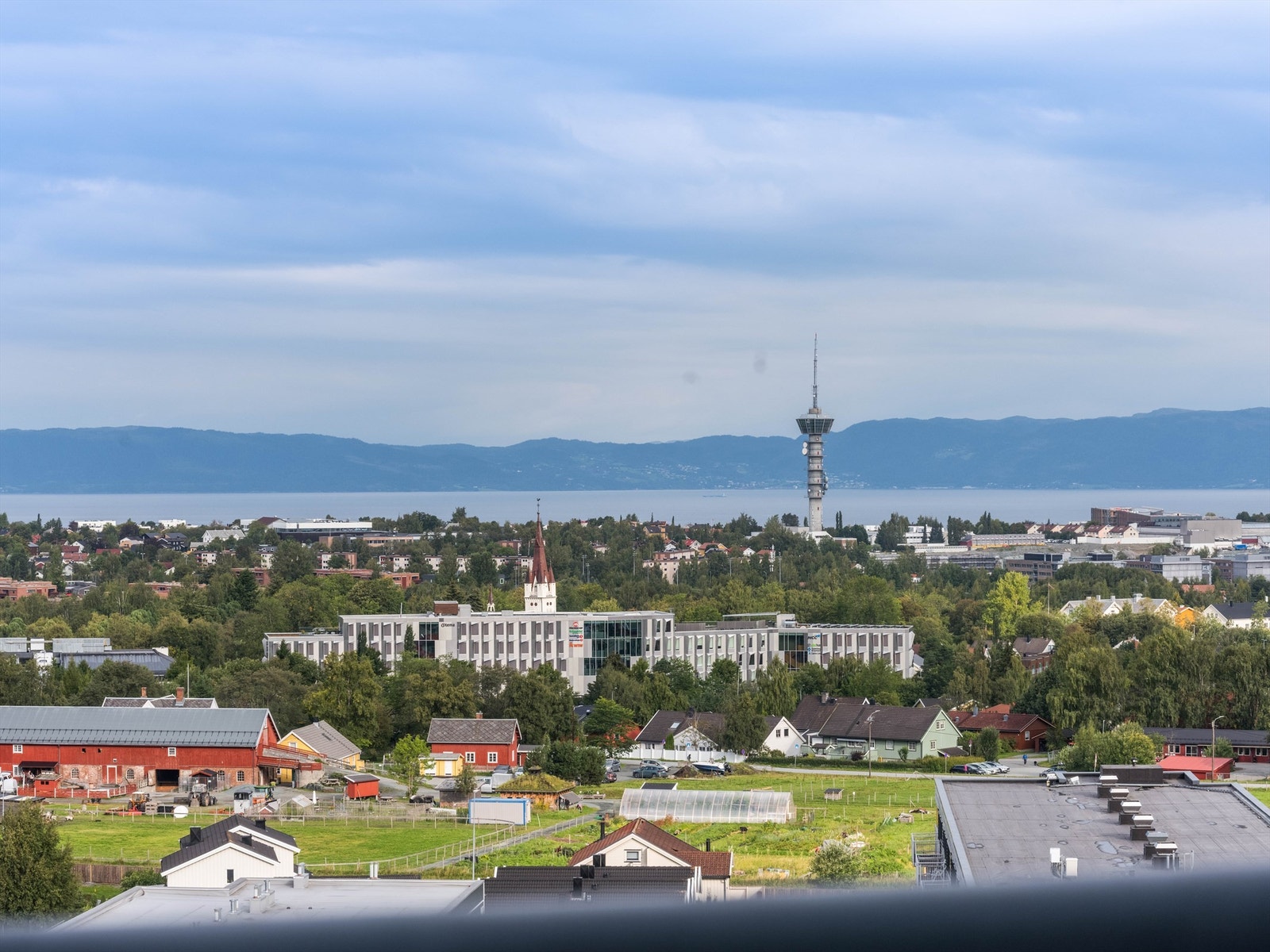 Utsikt. Nedenfor ser vi Voll gård, spiret til Strinda kirke og Tyholtårnet med roterende utsiktsrestaurant. (Bildet er zoomet inn av fotograf) Galleribilde