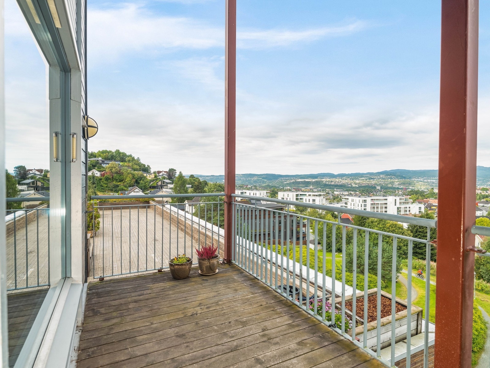 Pga av leilghetens beliggenhet kommer solen inn tidligere på dagen og man har den helt til går ned over Fosenalpene Galleribilde