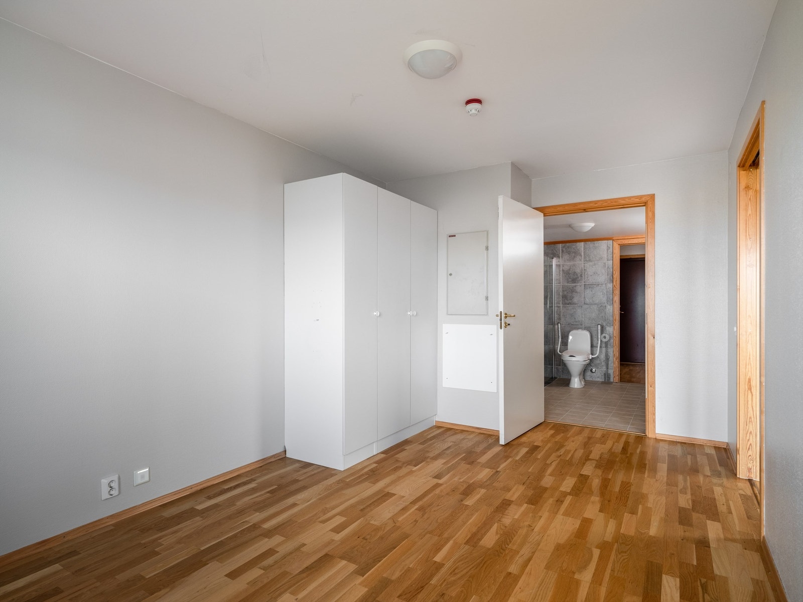 Hovedsoverommet er romslig på 13 kvm med praktisk adkomst til bad og skyvedør mot stuen Galleribilde