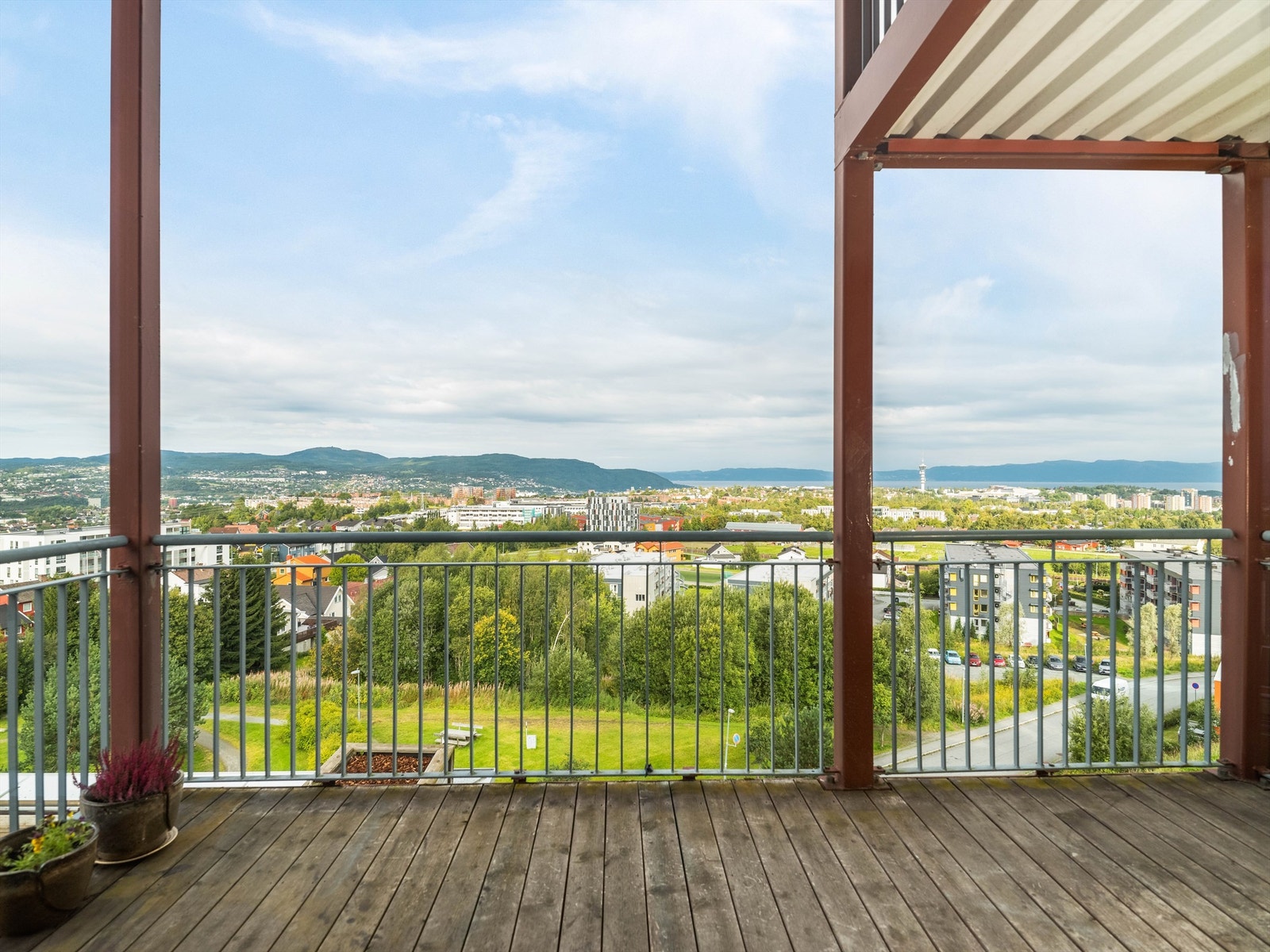 Balkong på 9 kvm med delvis overbygg over verandadør Galleribilde