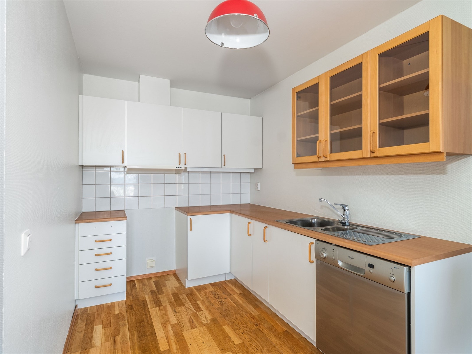 Kjøkkenet i hjørnet er på 5 kvm og av enkel standard. Oppvaskmaskin medfølger Galleribilde