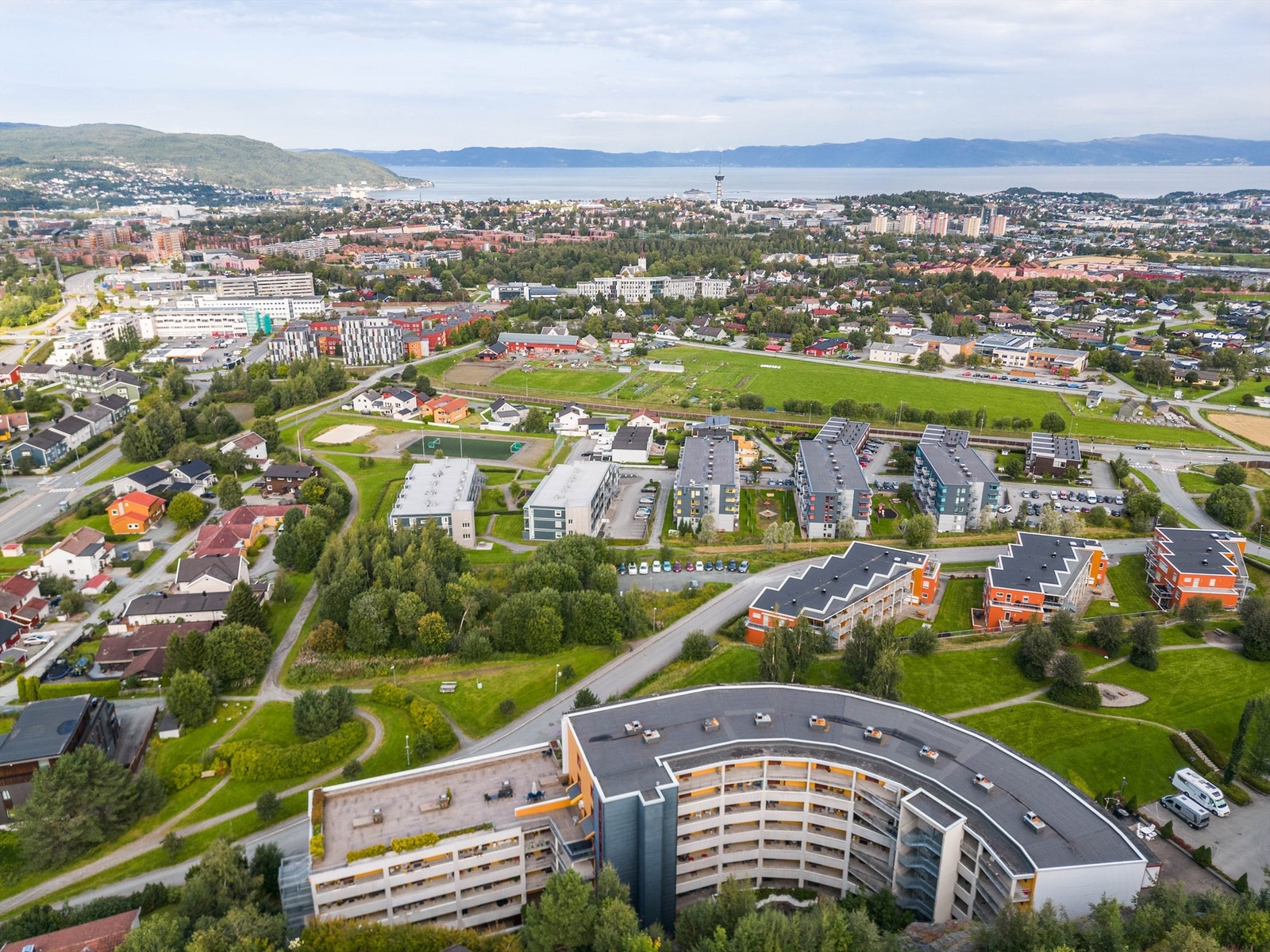 Oversiktsbilde av bygget og området. Panoramautsikt Galleribilde
