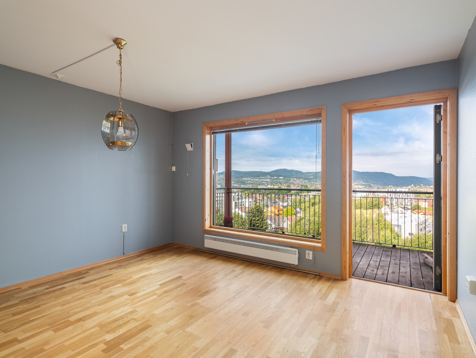 Stuen har store vindusflater med formidabel utsikt Galleribilde