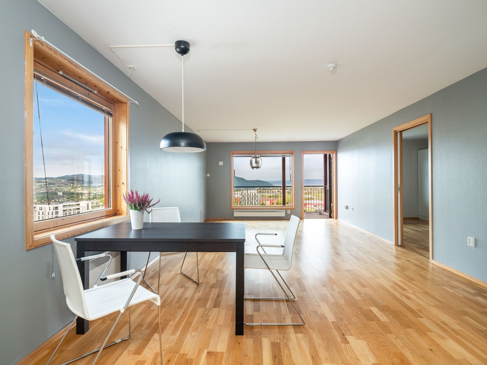 Stue. Nymalte vegger og taket er flikket. Galleribilde