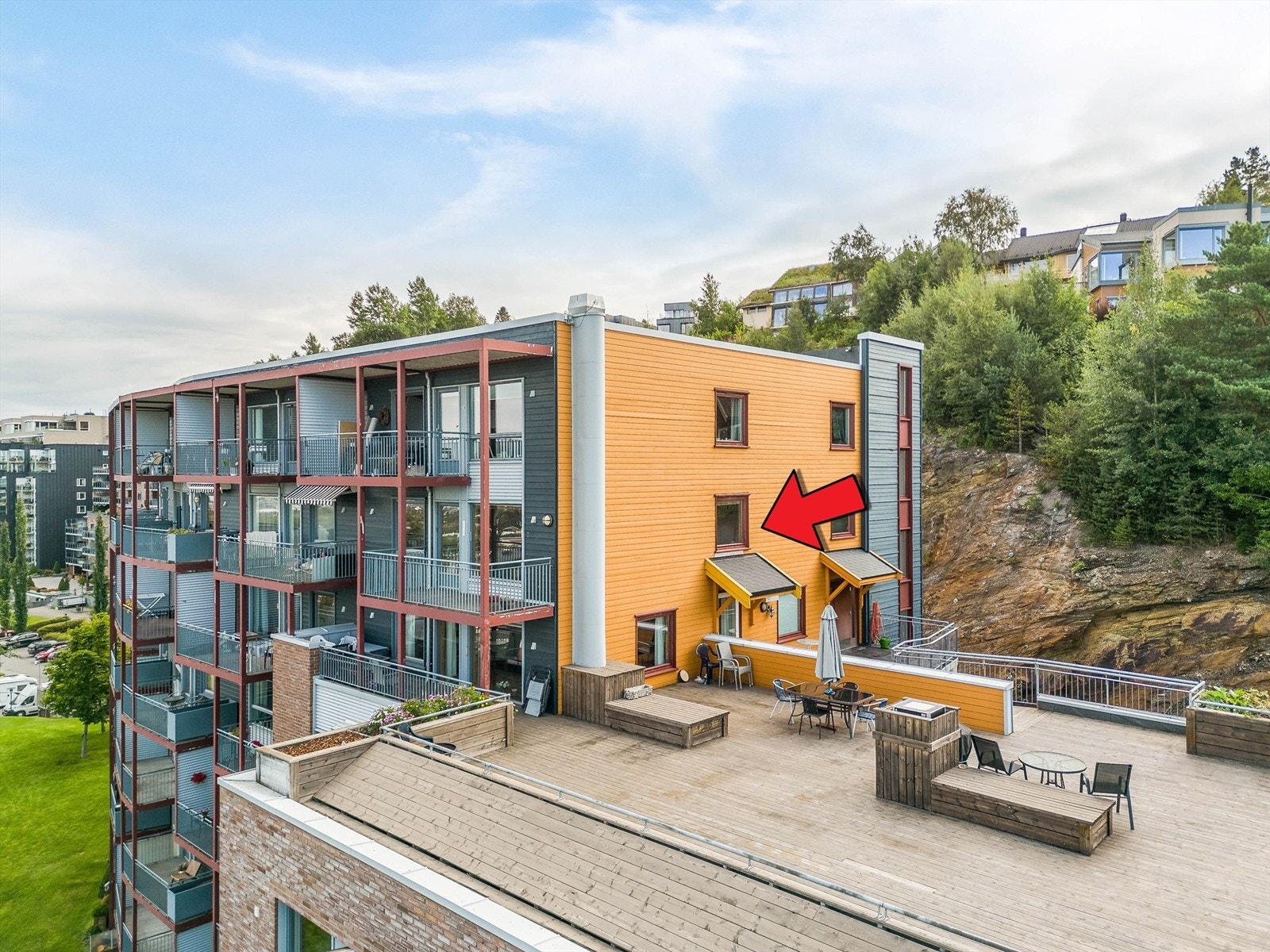 Pilen viser sidevinduet til spisestuen Galleribilde