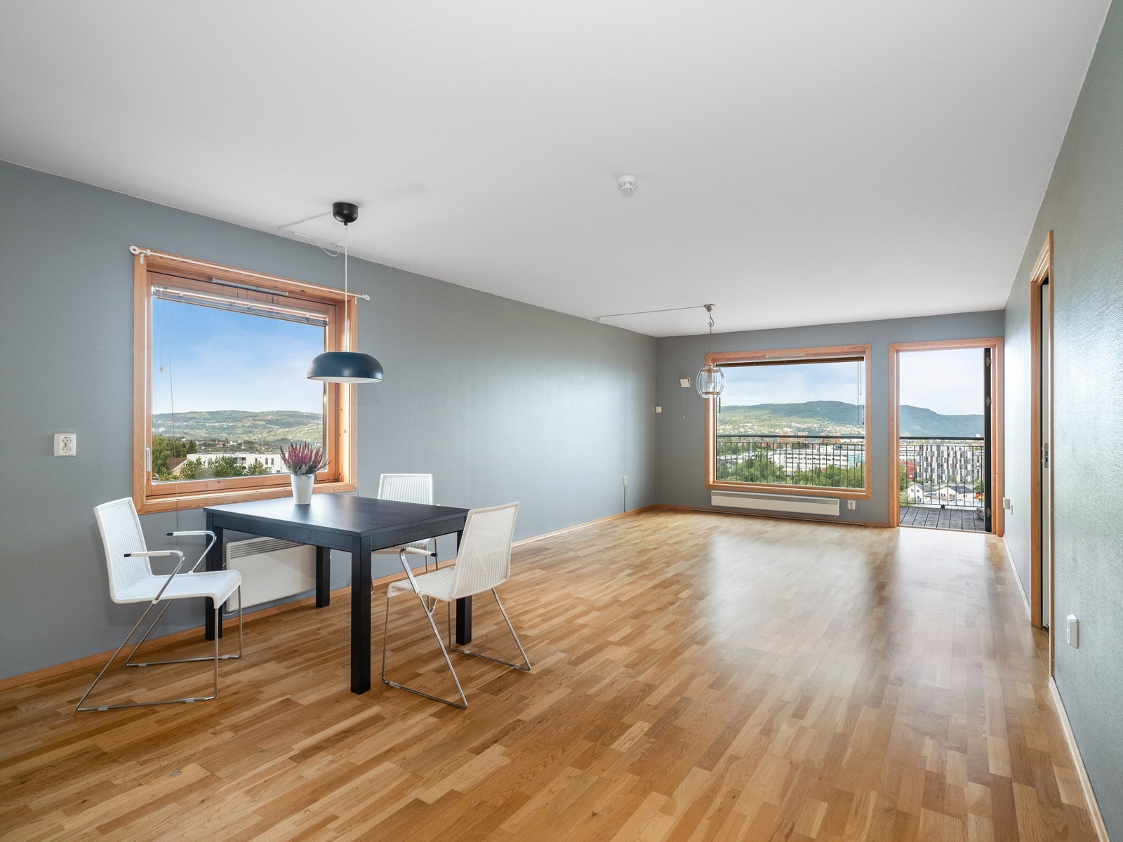 Romslig stue på 33 kvm. Dette er en hjørneleilighet med ekstra vindu ved spiseplassen Galleribilde