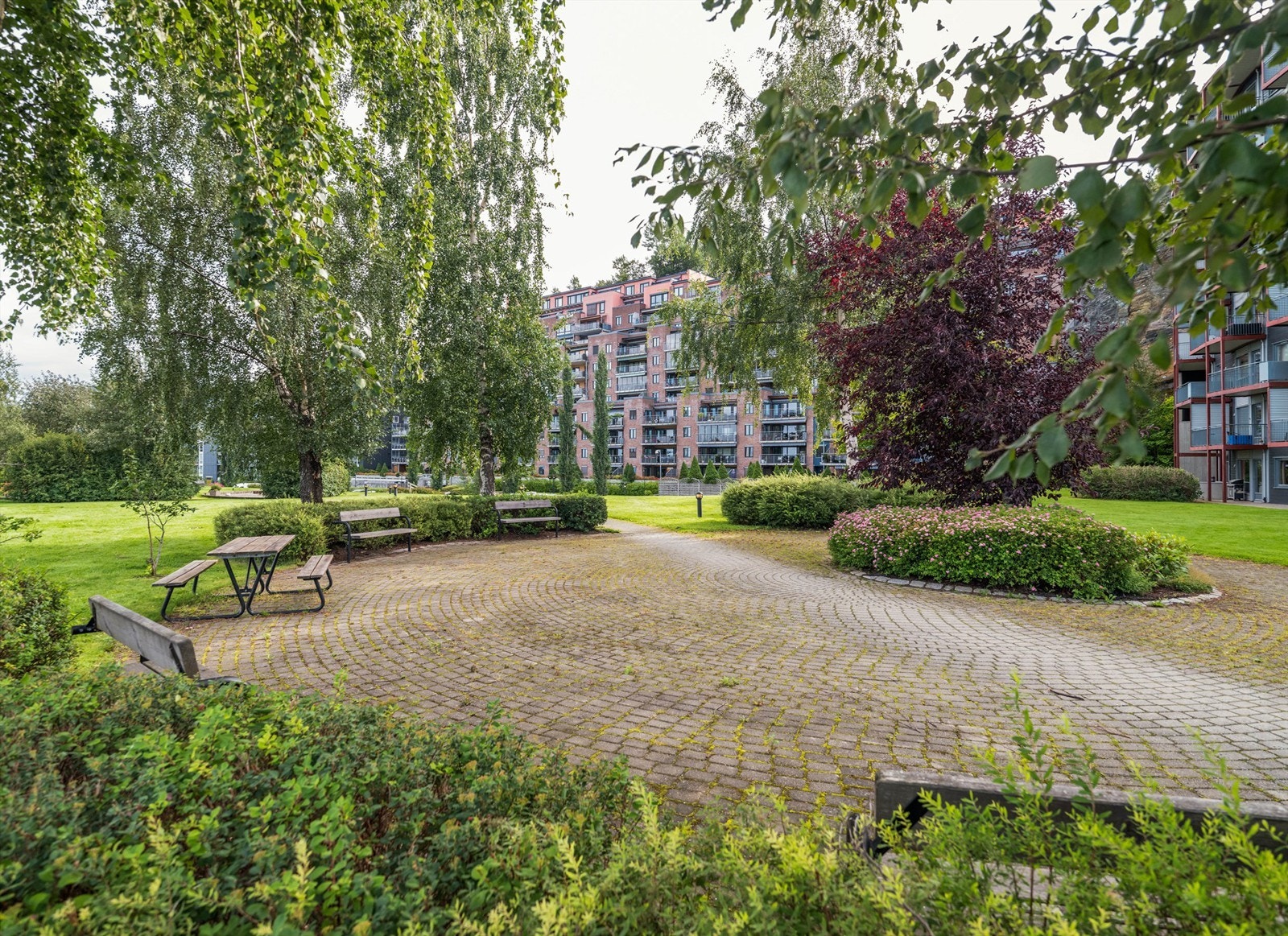 Fellestomten er parkmessig opparbeidet Galleribilde