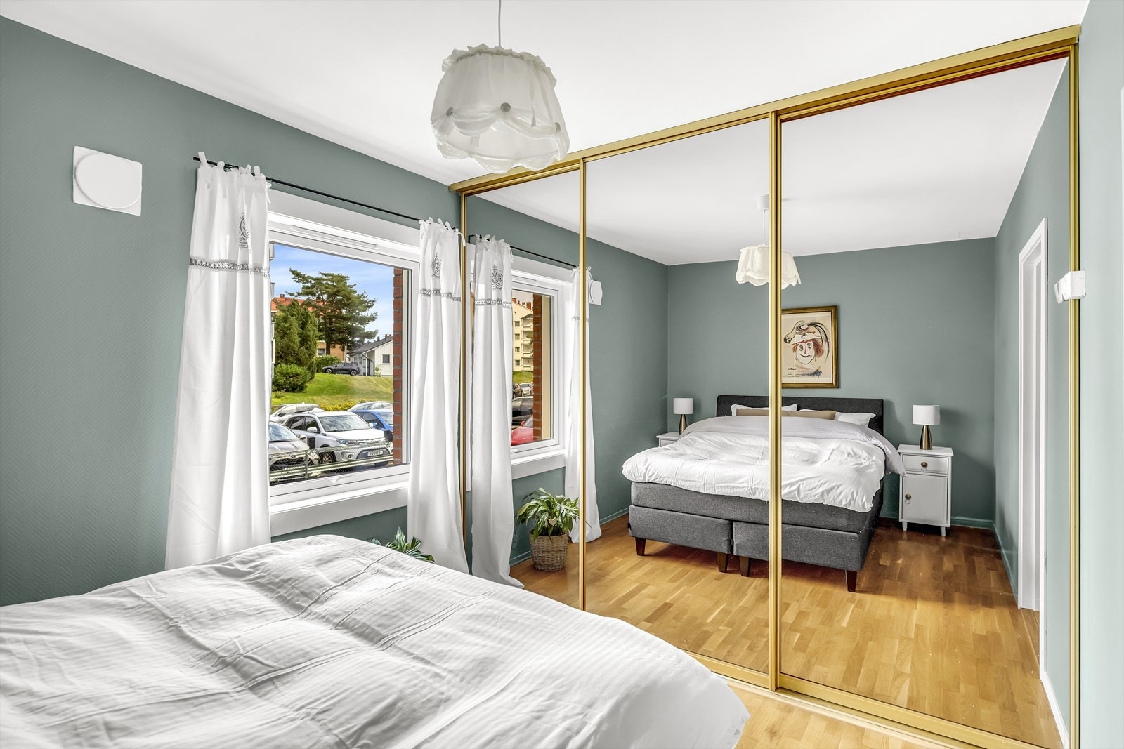 På hovedsoverommet har du en stor og praktisk skyvedørsgarderobe. Galleribilde