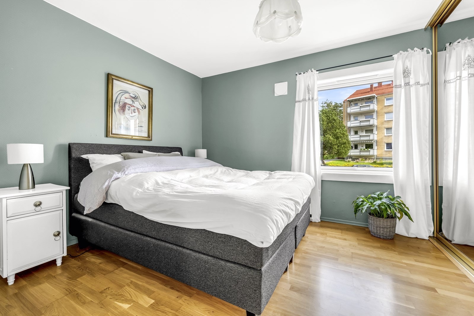 Hovedsoverommet er av god størrelse med god plass til dobbeltseng med tilhørende møblement. Galleribilde