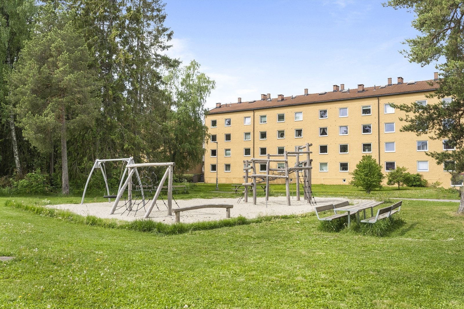 Fine fellesarealer i borettslaget. Her har du lekeplass med sittegrupper. Galleribilde