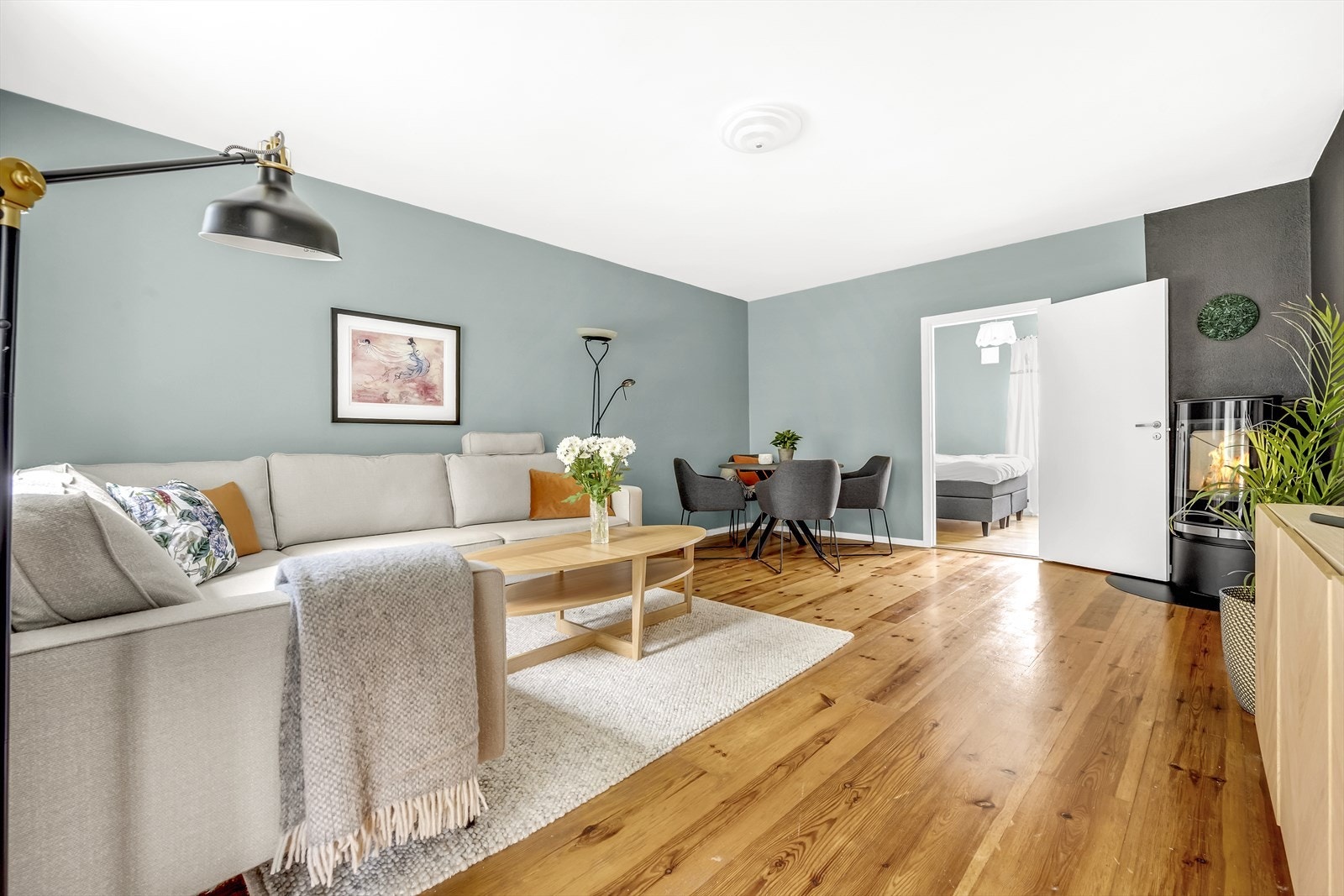 Stor stue med god plass til sofagruppe, tv-seksjon og spisebord. Galleribilde