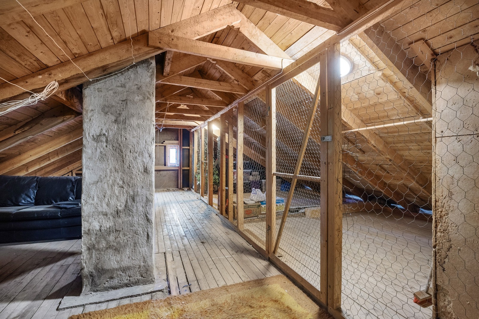 Leiligheten har 3 egne boder i kjeller samt en andel i et romslig lagerloft. Galleribilde