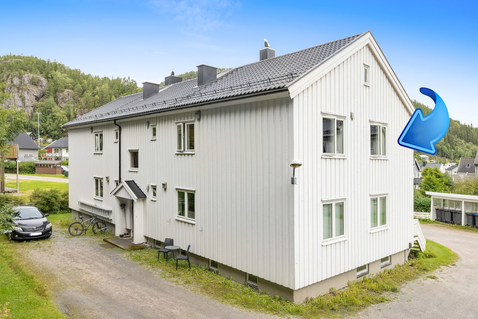 Leiligheten har en sentral, men tilbaketrukken beliggenhet med nærhet til skole, barnehage og sentrum. Galleribilde