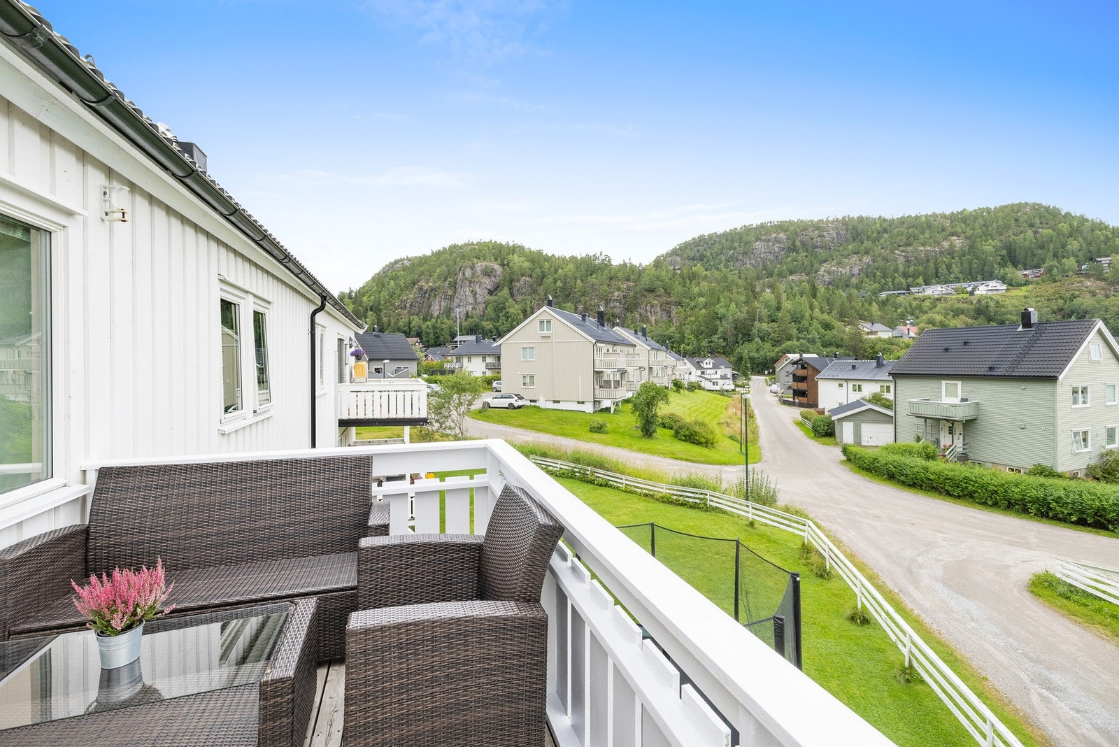 Sørøstvendt balkong med utgang fra stuen. Galleribilde