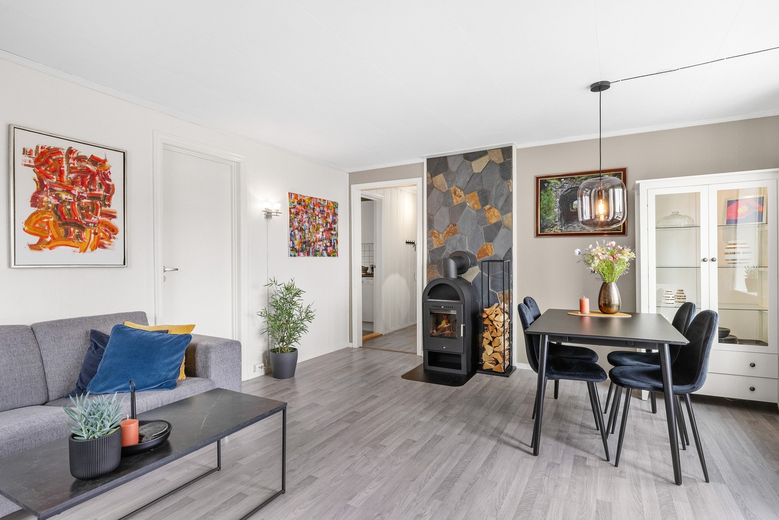 Leiligheten består av entré, kjøkken, stue, 2 soverom og bad/vaskerom. Galleribilde