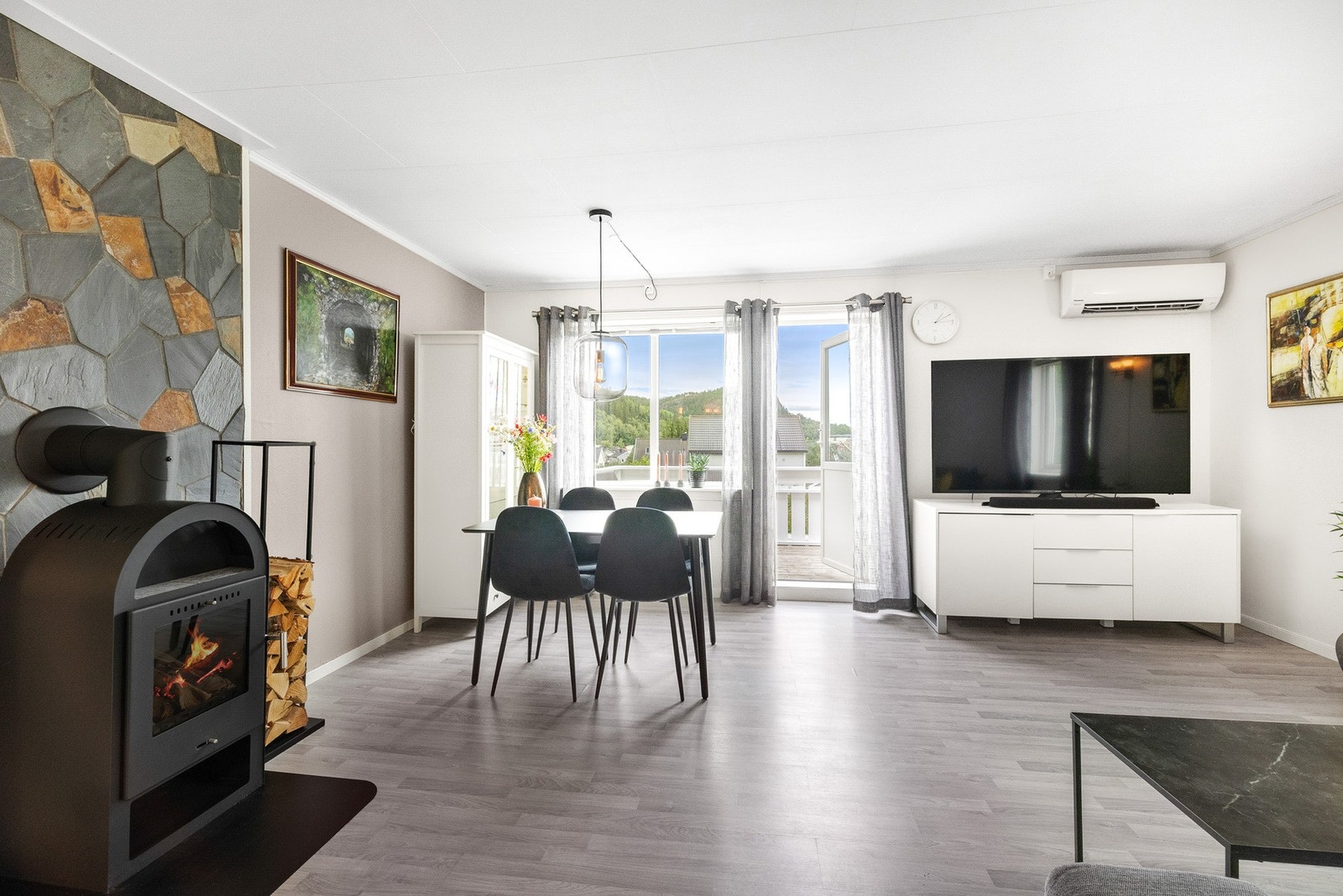 Boligens primære oppvarmingskilder er ved bruk av varmepumpe og vedovn. Galleribilde