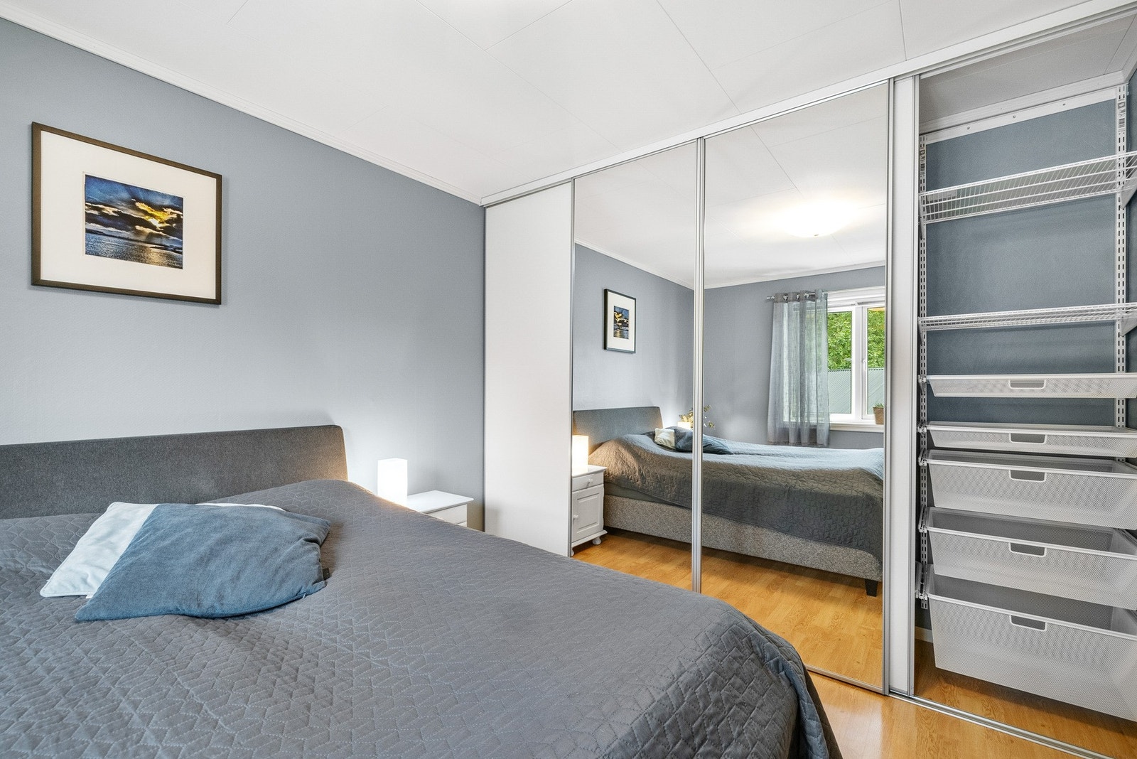 Soverom med skyvedørsgarderobe. Galleribilde