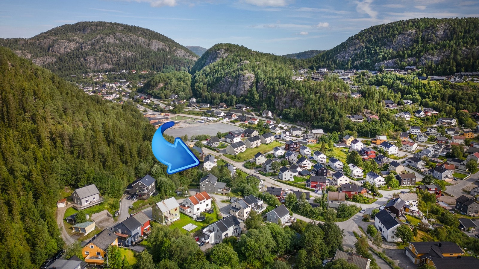 Parkering skjer på en gruset gårdsplass. Galleribilde