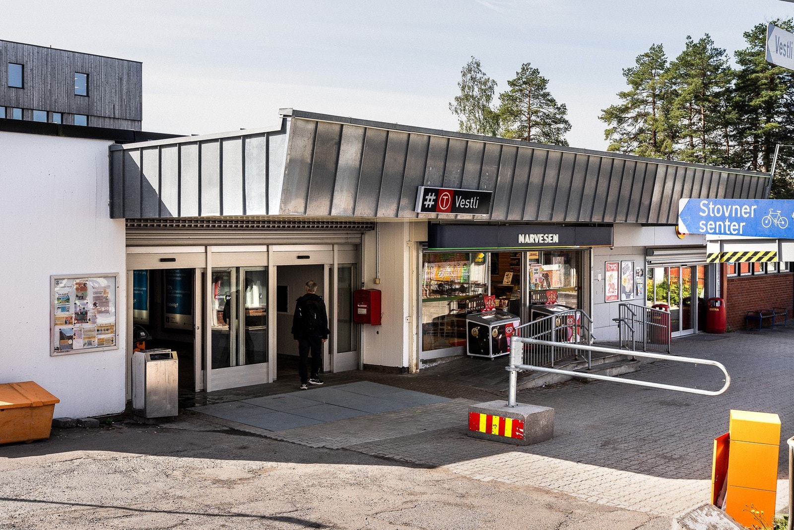 T-banestasjon på Vestli, kun en kort busstur eller sykkeltur unna. Galleribilde