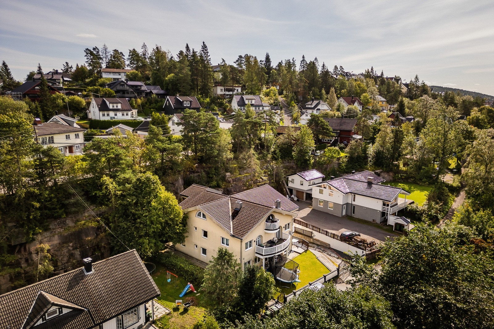 Hjemmet måler hele 799 kvm (889 kvm BRA), og inkluderer hele fem boenheter (hoveddel, tre utleiedeler og en praktikantdel). Galleribilde