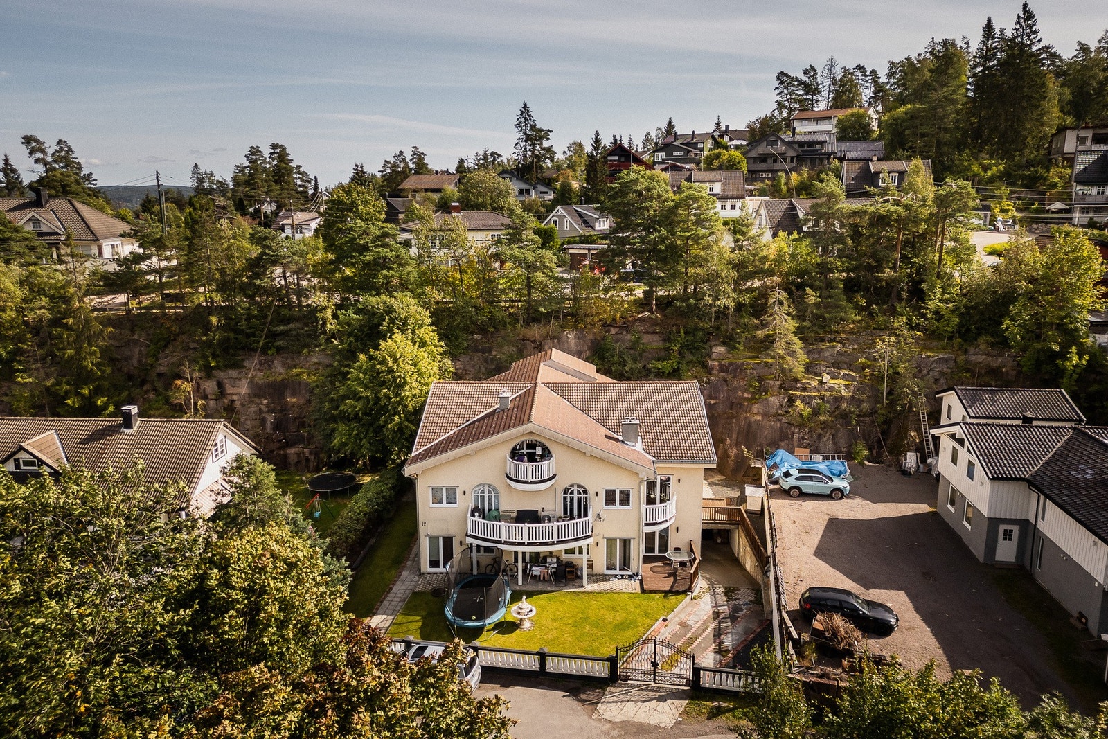 Unik villaeiendom med særdeles romslig areal og innholdsrik planløsning. Galleribilde