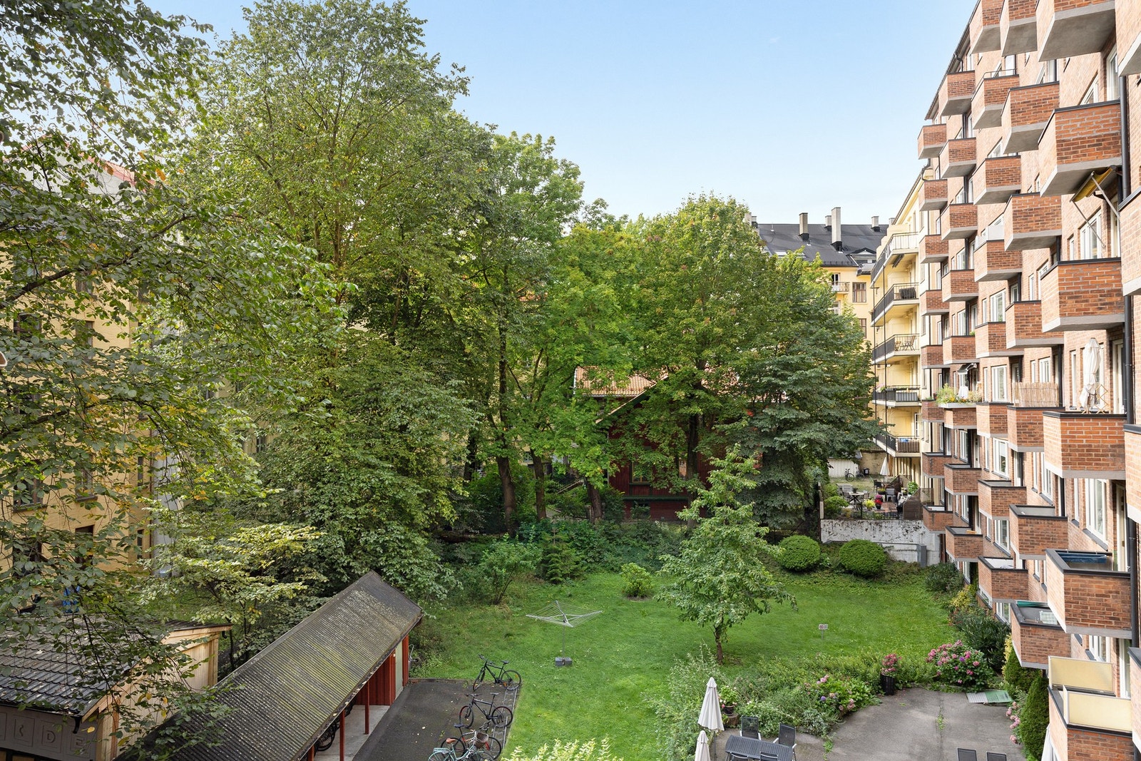 Frodig utsyn fra balkong. Galleribilde