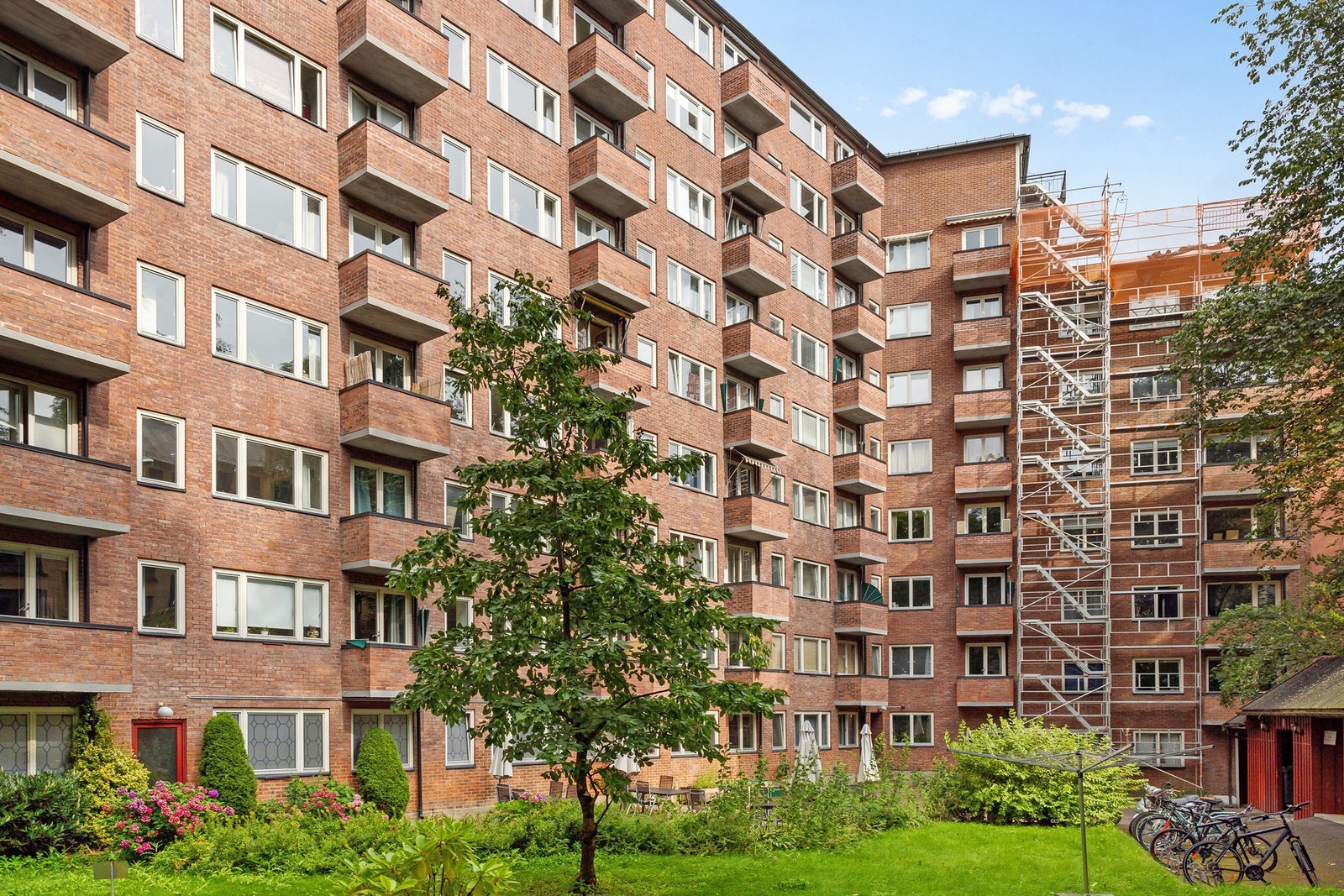 Bygården er bygget i en funksjonalistisk stil med fasade i teglsten. Galleribilde