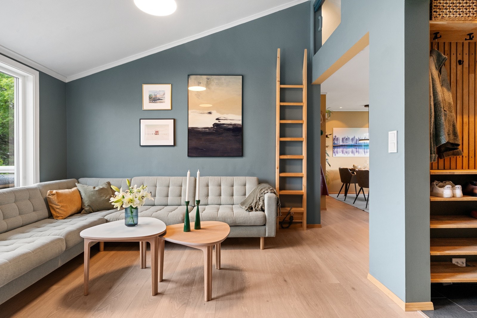 Stuen kan enkelt innredes i ulike soner. Galleribilde