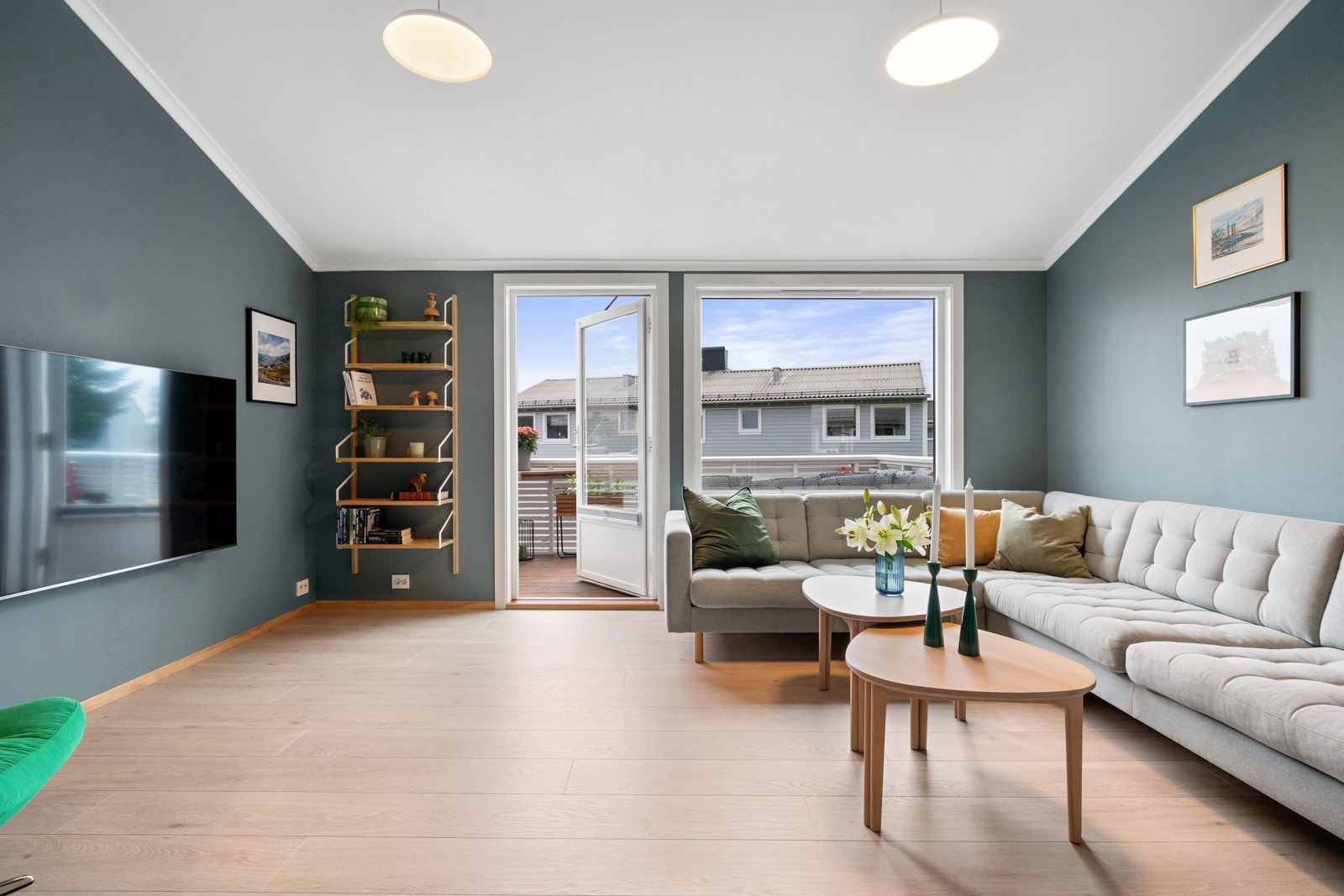 Stor og åpen stue med god takhøyde og store glassflater. Galleribilde