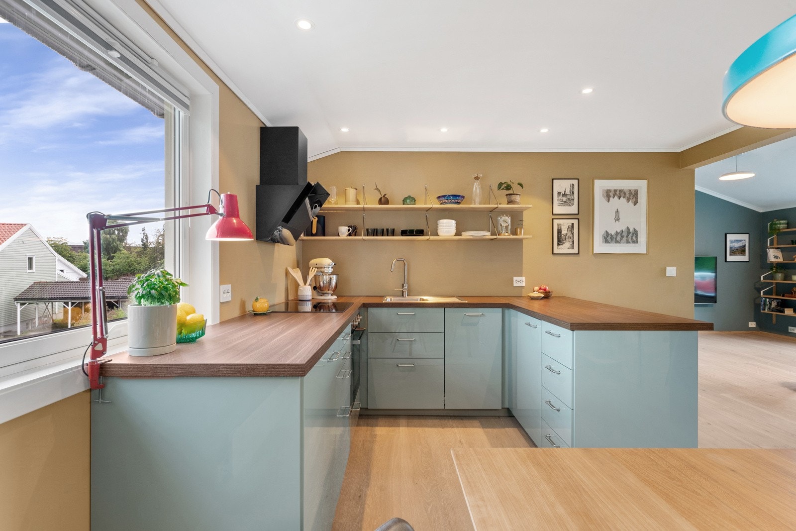 Lekkert kjøkken med god skap- og benkeplass Galleribilde