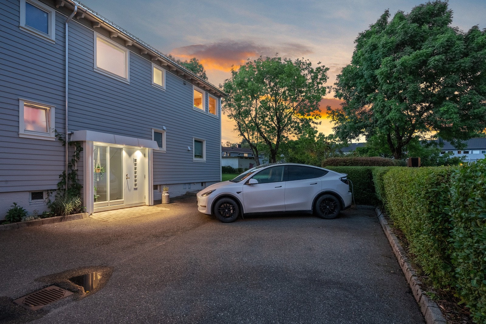 Tilhørende leiligheten er parkering med el-bil lader. Galleribilde