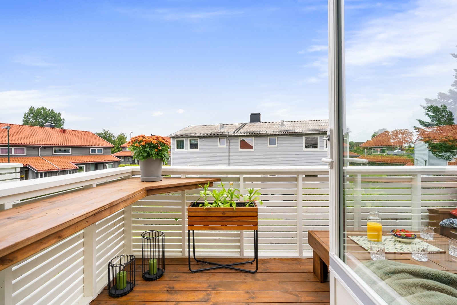 Utgang til solrik og romslig vestvendt balkong. Galleribilde