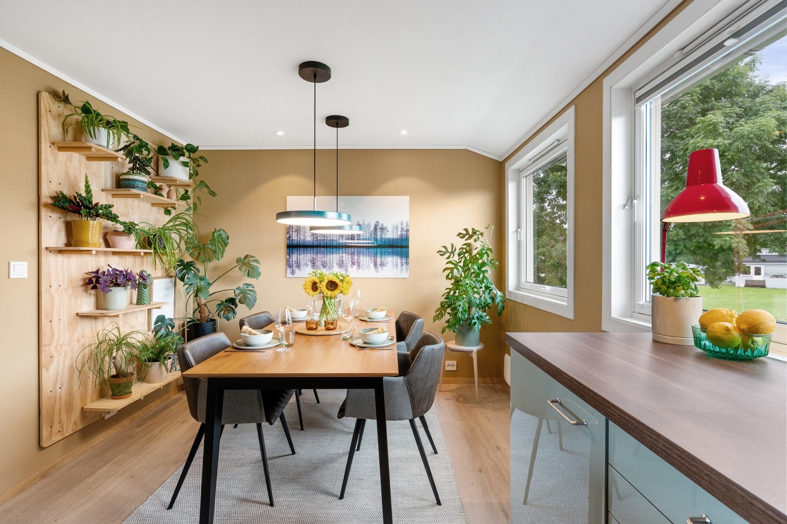 God plass til stort spisebord med plass til flere gjester. Galleribilde