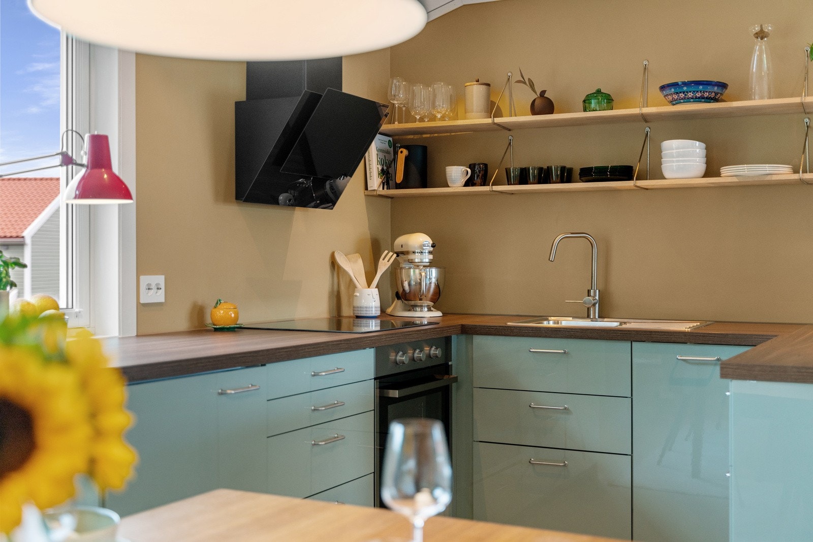 Moderne og innbydende kjøkken. Integrerte hvitevarer. Galleribilde