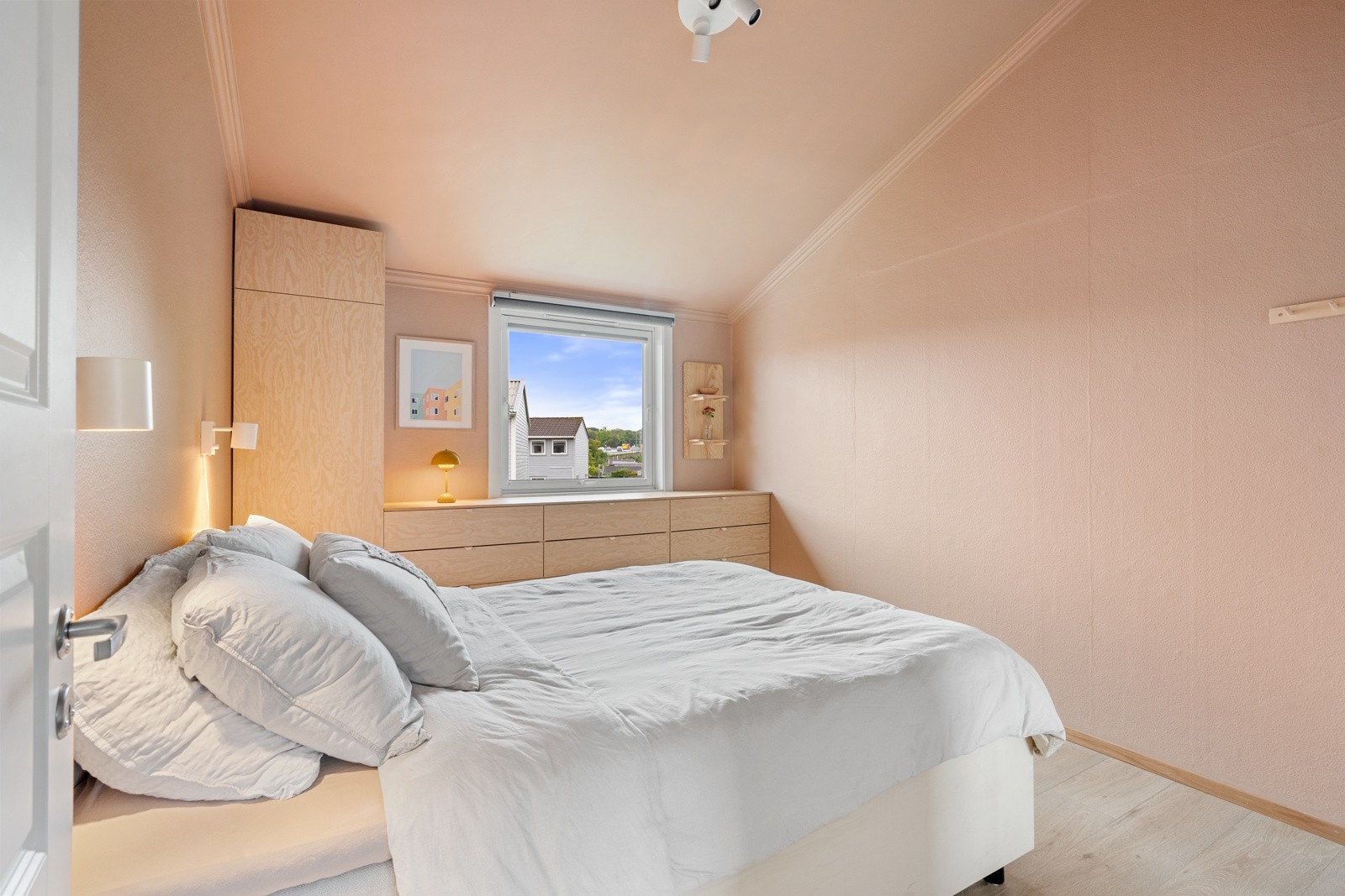 Romslig soverom med god skapplass. Galleribilde