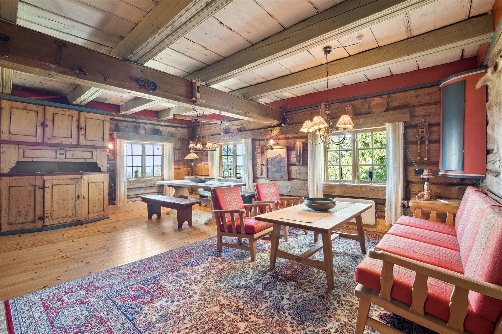 Her er de originale tømmervegger og dører mm. bevart samt datidens uttrykk, som stuen gir deg en "Maihaugen- stemning". Galleribilde