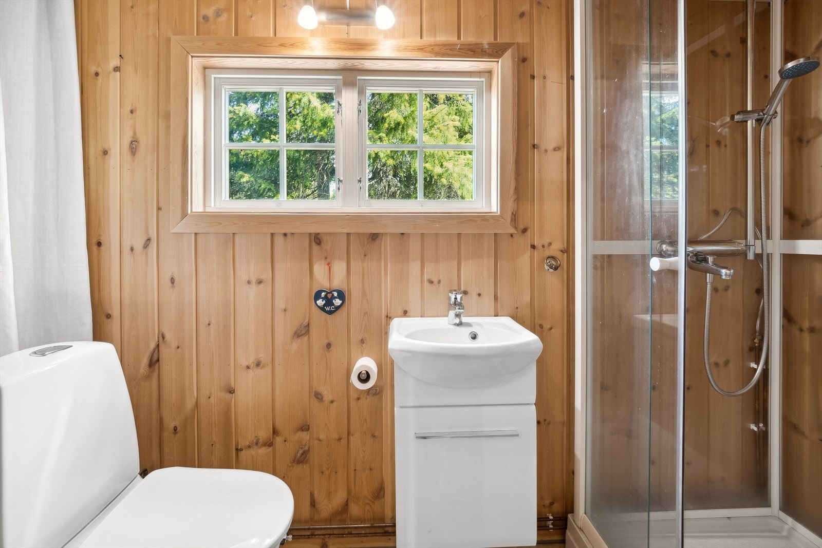 Det er innlagt offentlig vann- og avløp som muliggjør et fullverdig bad. Galleribilde