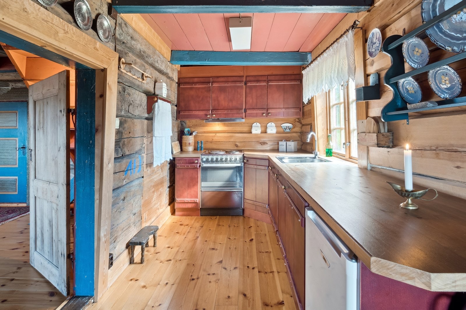 Plassbygget kjøkken, som i sin tid ble bygget av møbelsnekker, ifølge selger. Galleribilde