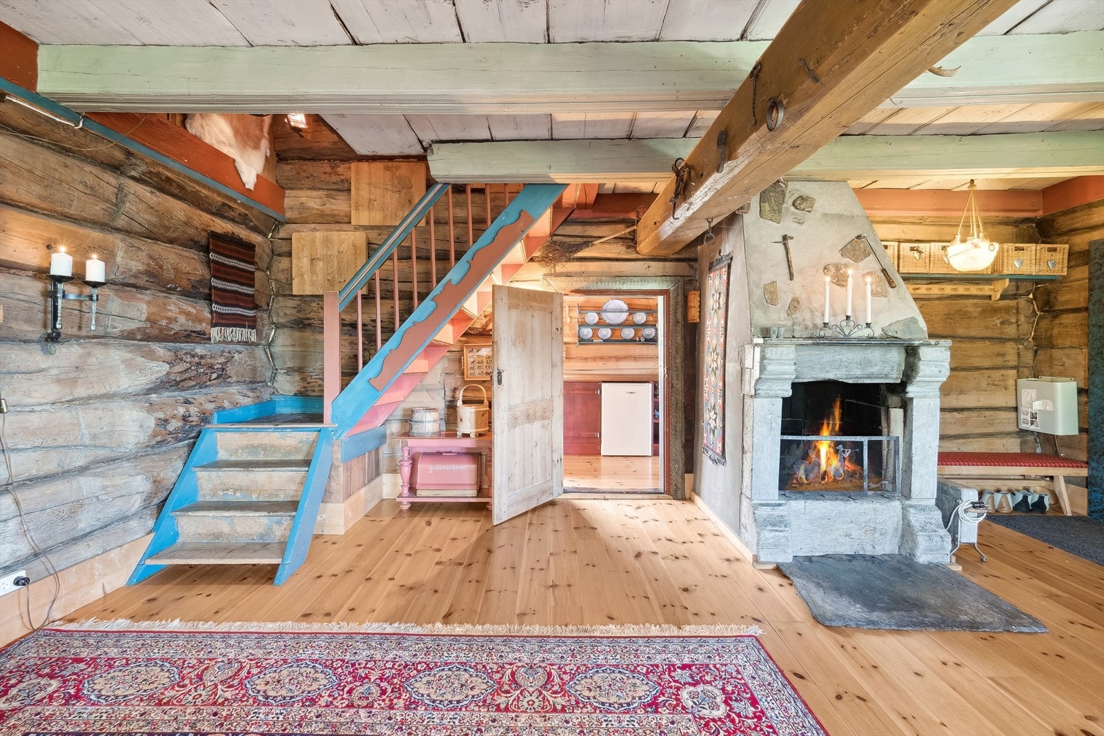 Hytta er på totalt 107 kvm BRA, fordelt over to plan. Galleribilde