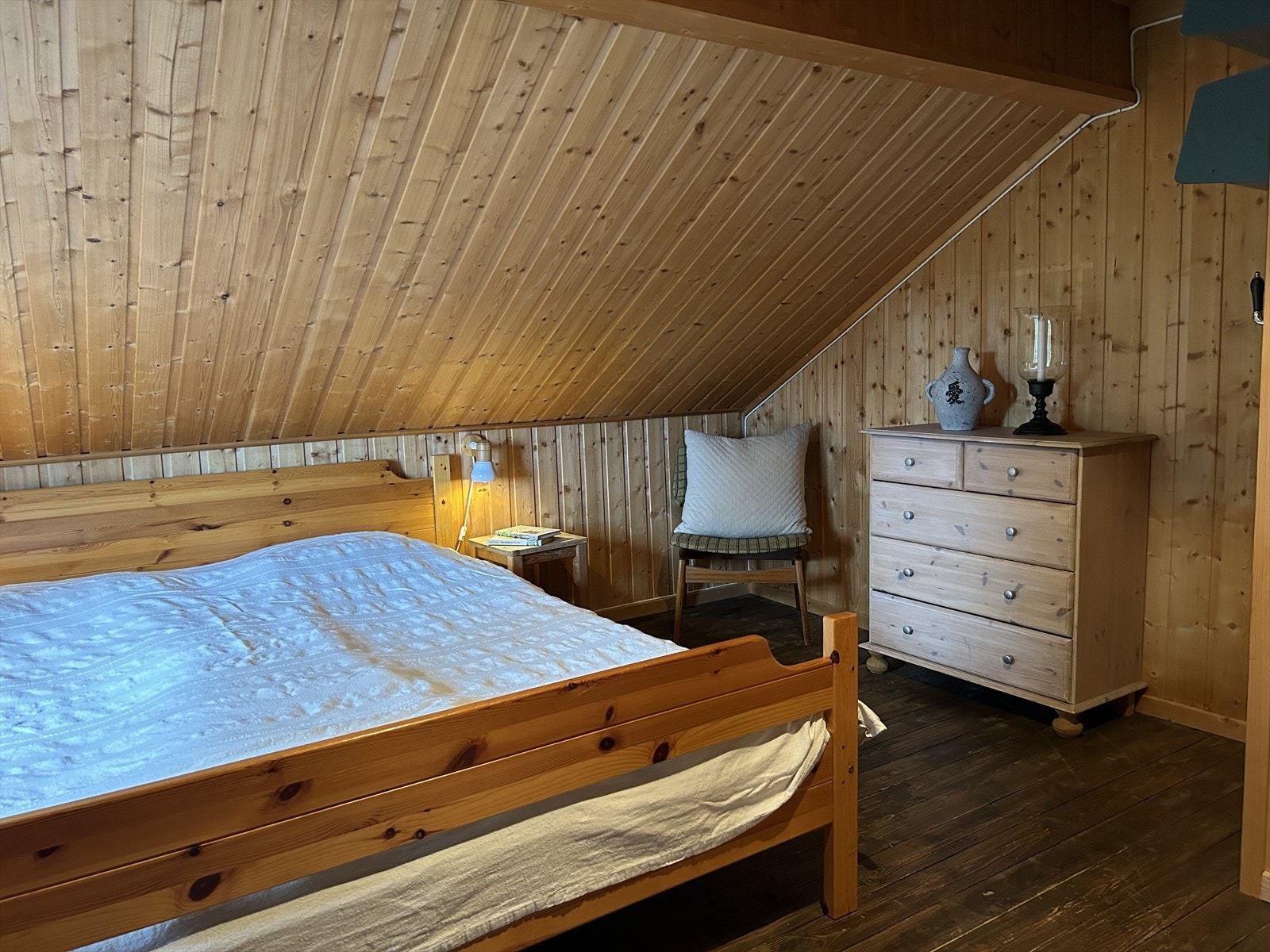 Fire av soverommene ligger i andre etasje av den originale delen av hytta. Galleribilde