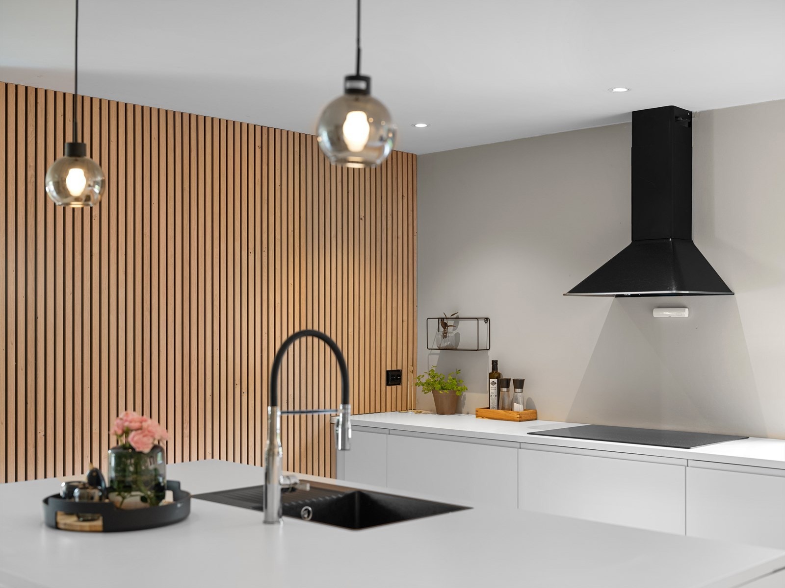 Moderne kjøkken med stilrent design, flotte detaljer og god belysning. Galleribilde