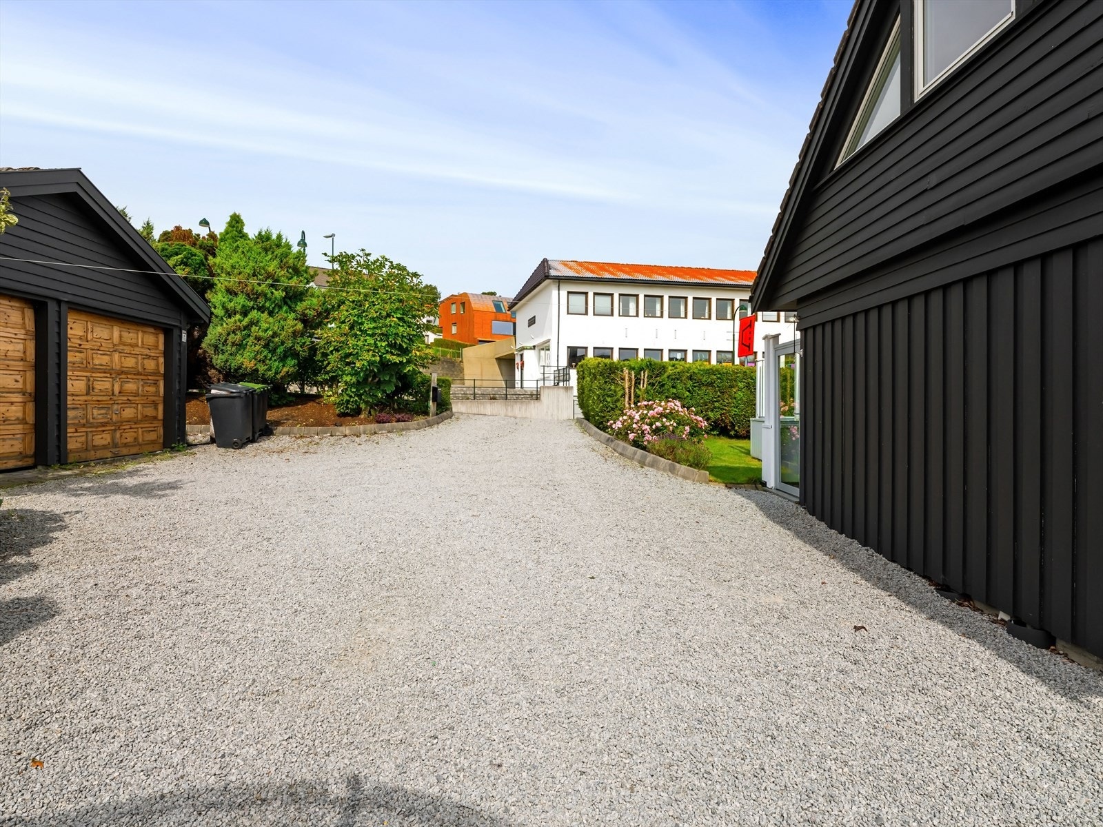 Romslig gårdsplass med god plass til parkering. Barnevennlig nabolag, nærhet til skoler og offentlig transport. Galleribilde
