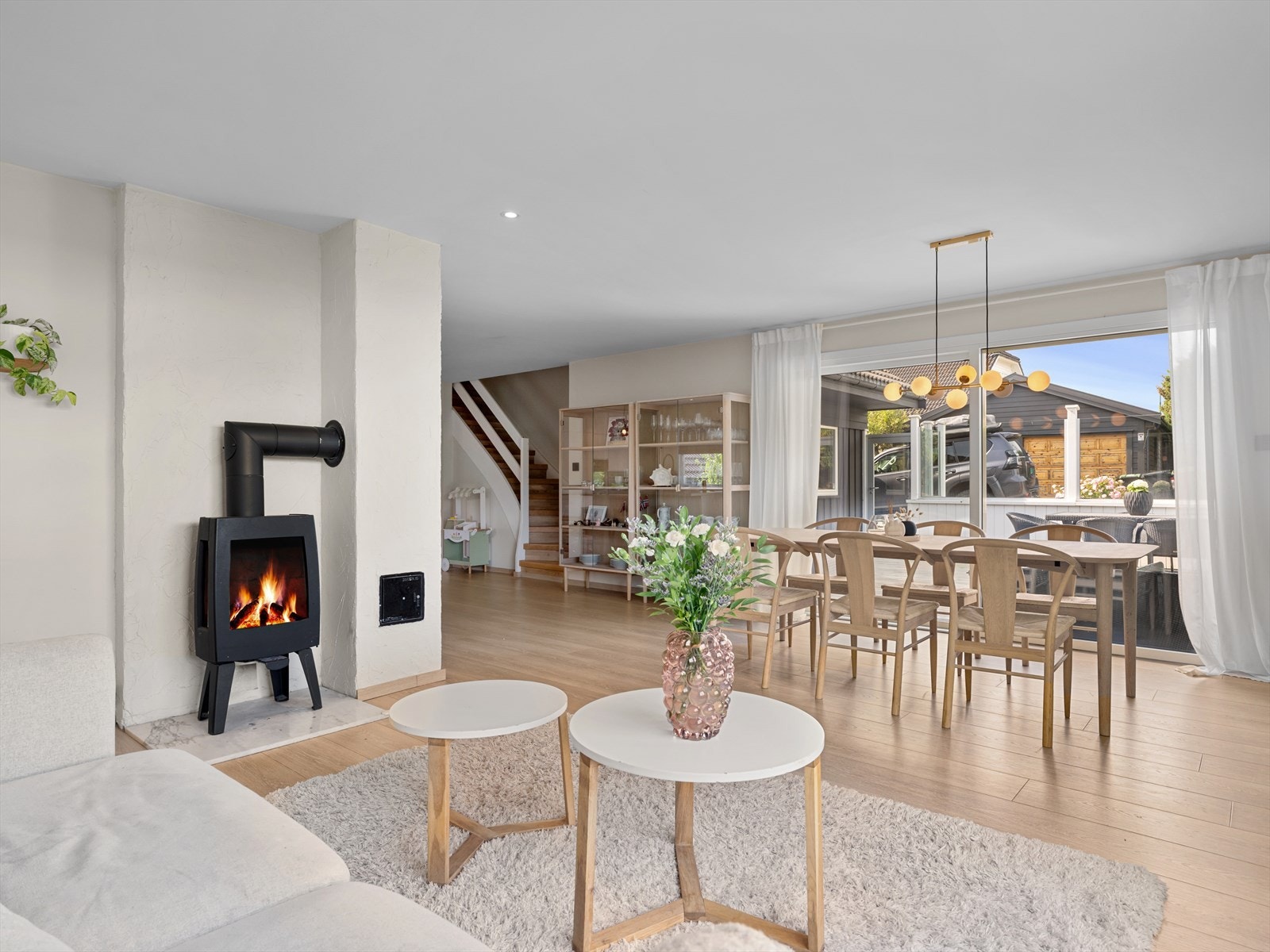Lys og romslig stue med peis, store vindusflater og utgang til terrasse. Perfekt for familieliv og sosiale sammenkomster. Galleribilde