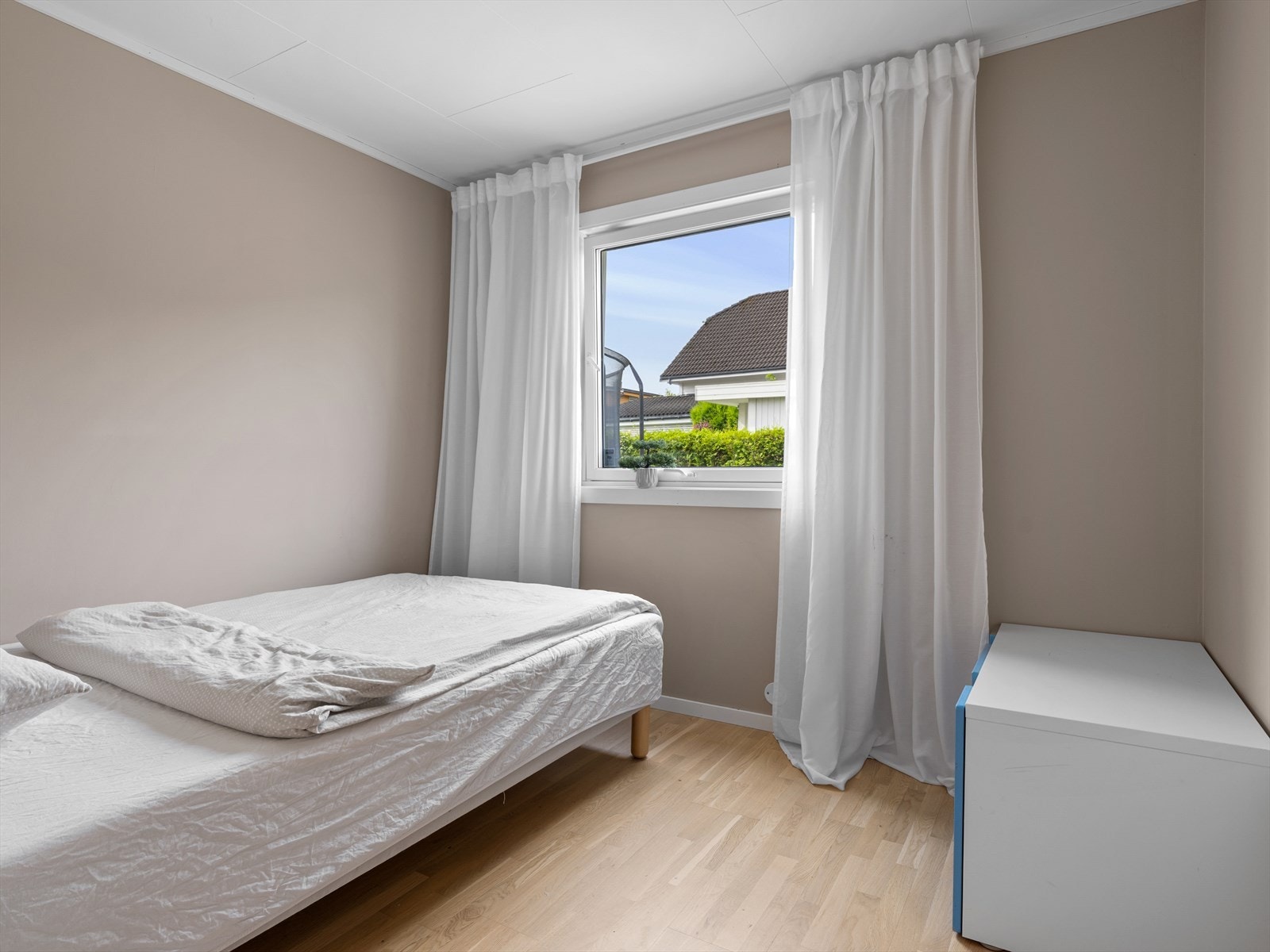 Lyst og innbydende soverom i 1. etasje med naturlig lysinnslipp. Galleribilde