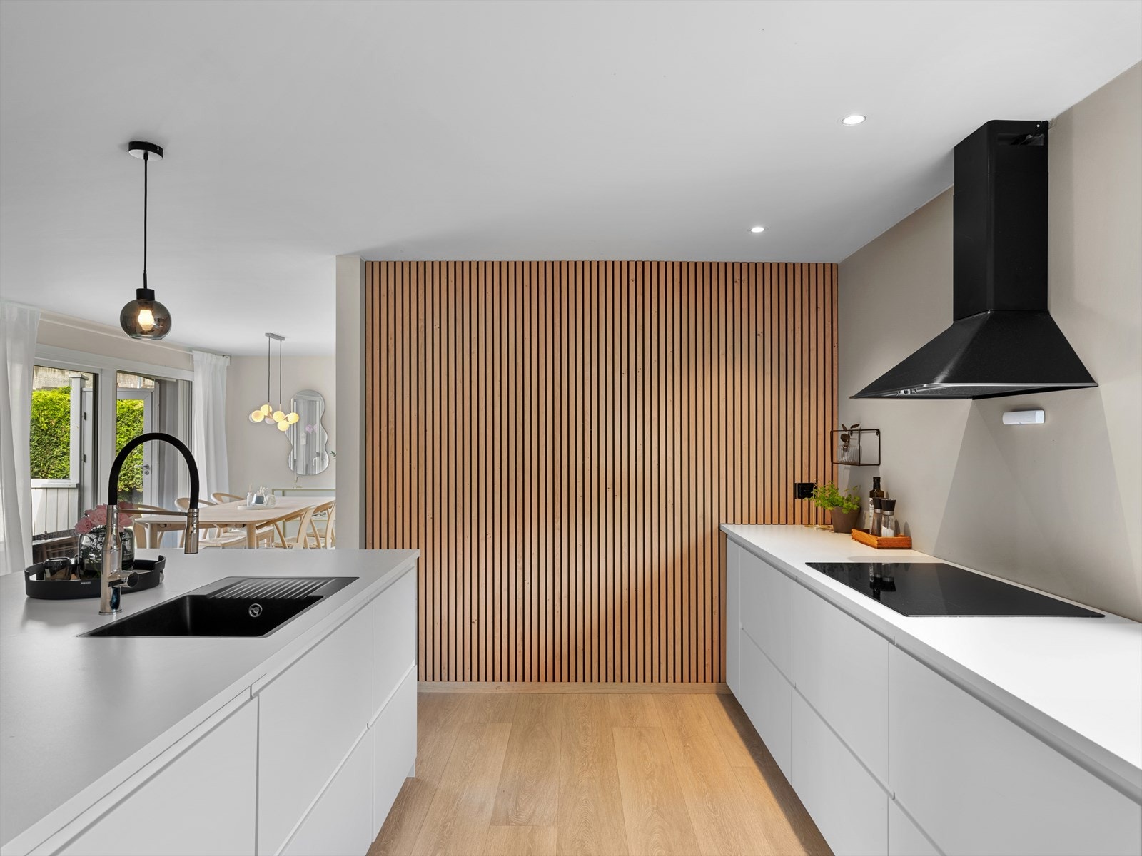 Moderne kjøkken med rene linjer og elegant design. Perfekt for matlaging og sosiale sammenkomster. Galleribilde